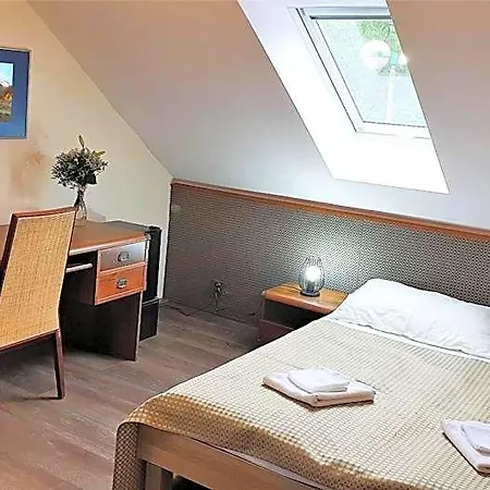 Отель Bunkr Karlstejn - Modry Dum Halouny