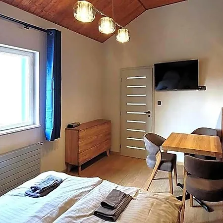 Отель Bunkr Karlstejn - Modry Dum Halouny