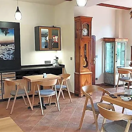 Отель Bunkr Karlstejn - Modry Dum Halouny