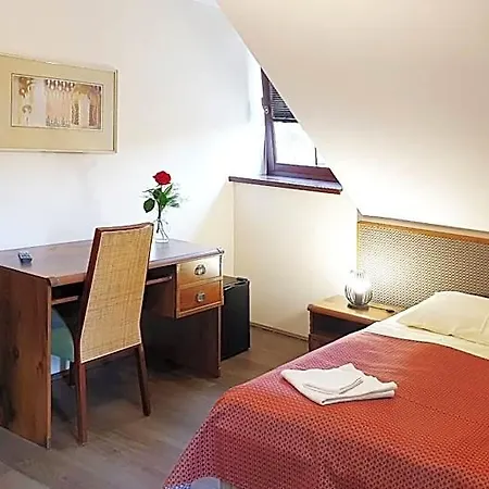 Отель Bunkr Karlstejn - Modry Dum 4*